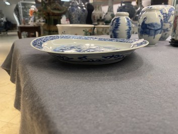 Een Chinees blauw-wit 'Shou' bord met de 'Drie vrienden van de winter', Tianqi/Chongzhen